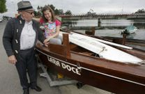 Jos� Paz con su nieta, Lara, que le da nombre a su dorna, al pie de la ensenada de O Esteiro, en Vilanova. 