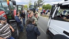 Agricultores franceses bloquean el paso con sus tractores a los camiones procedentes del exterior