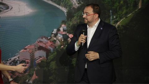 Adri�n Barb�n fue el encargado de cerrar el acto central del centenario de La Voz de Asturias.