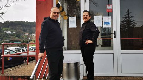 Marta Prieto y Juan Santalla, con el recipiente con los callos de Año Nuevo.