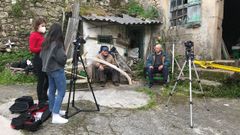 Paula Castieira y Mara Gonzlez mientras grababan su documental sobre el pasado ballenero de Canelias