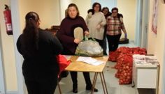Mujeres en Igualdad repartiendo alimentos y ropa ayer en sus instalaciones, en Burela. 