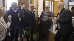 Suso Vilas�nchez, en el medio, charlando con ediles del PSOE y del PP minutos antes del inicio del pleno en el que puso fin a su carrera pol�tica.