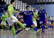 Zala presiona a un rival en el encuentro entre el Azkar y el Inter Movistar.