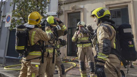 Bomberos de Ordes y Bri�n acudieron en noviembre a sofocar un incendio en Pontepedri�a