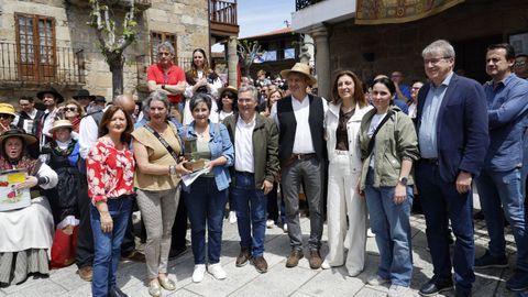 Os rerpesentantes do Concello, a Xunta e a Deputacin, coas premiadas