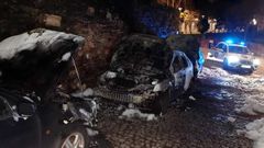 Veh�culos calcinados de madrugada en la r�a Ameixaga de Santiago
