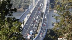 El puente de Rande present durante toda la jornada retenciones y atascos debido al corte de la autova de O Morrazo por desprendimientos de tierra