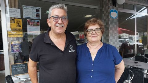 Jos� Manuel y Esther, el martes a la puerta del negocio que han regentado juntos desde 1984