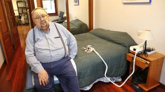 Eulogio, que necesita una m�quina para dormir, en el piso que ahora comparte con una mujer chilena.