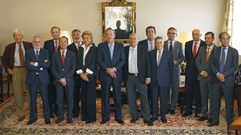 El presidente y editor de La Voz de Galicia, Santiago Rey Fern�ndez-Latorre, en el centro. A su derecha, Salom� Fern�ndez-San Juli�n Mart�nez, Luciano Vid�n Mart�nez, Roberto Blanco Vald�s, Jos� Mar�a Arias, Lois Blanco y Manuel S�nchez Salorio. A su izquierda, Manuel Jove, Jos� Arnau Sierra, Jos� Luis Meil�n Gil, Jos� Francisco S�nchez, Manuel Are�n, Roberto Tojeiro Rodr�guez y Sergio Cancelo Mallo.