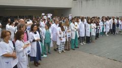 Concentraci�n de m�dicos en la entrada del HULA en octubre.