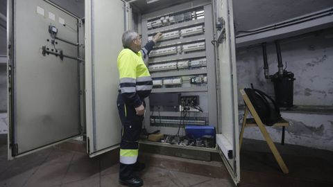 Un t�cnico, delante de los cuadros el�ctricos que controlan el funcionamiento de la fuente de Cuatro Caminos
