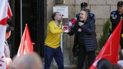 El alcalde de Ourense, Gonzalo P�rez J�come, empuj� a una sindicalista que protestaba en la huelga del bus urbano