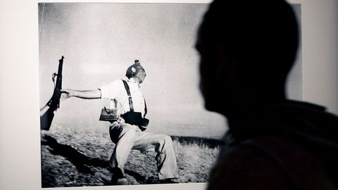 El miliciano de Robert Capa (Revista Life). La �pica del fotoperiodismo de guerra a menudo colisiona con el rigor. Como la ni�a del napalm en Vietnam, muchas im�genes fundacionales no resisten un �fact-checking� actual. La ausencia de rictus de dolor y el an�lisis del terreno sugieren una puesta en escena