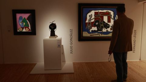 Un espectador contempla obras de Picasso, Julio Gonz�lez y L�ger.
