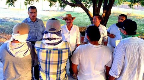 Autoridades del estado mexicano de Guerrero conversan miembros de las �autodefensas� de los municipios de San Miguel Totolapan y Ajuchitl�n del Progreso