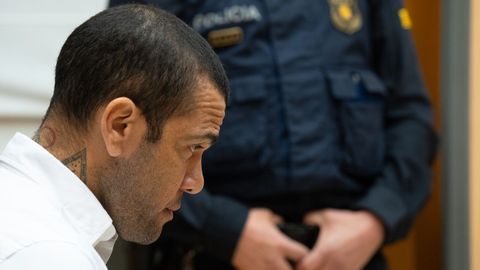 Dani Alves se sienta en el banquillo acusado de violaci�n