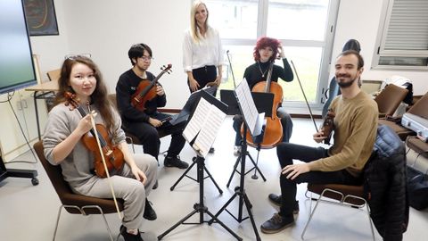 Los primeros. Los alumnos que van a dar el primer concierto en la uci el martes ensayaban el viernes con la profesora Susanna Blanco. Son Tin Galic (Bosnia-Herzegovina) y Sultana Altynbekova (Kazajistán), al violín; Shihang Tian (China), a la viola; y Hana Hamza (Bosnia-Herzegovina) al violonchelo
