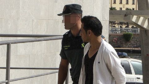 El hombre de nacionalidad marroqu� que se entreg� ayer tras asesinar a su expareja en Melilla.