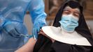 Una sanitaria vacuna contra el coronavirus a una monja en el interior de la Residencia San Jos� de Ourense, gestionada por las Hermanitas de los Ancianos Desamparados