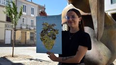 La ilustradora Alba Cantalapiedra con una de sus l�minas