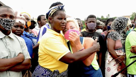 Un grupo de desplazados tras el ataque yihadista en la ciudad mozambiquea de Palma