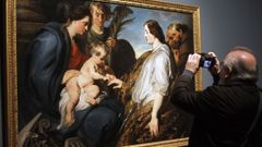 Un visitante fotografa un cuadro de Van Dyck en el museo del Prado