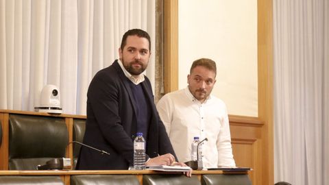 Adri�n Villa (izquierda) con su compa�ero de filas Borja Rubio, en una imagen de archivo en un pleno municipal.