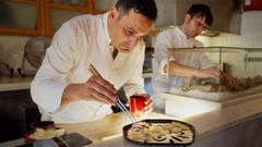 Carlos P&eacute;rez en su local Hokut&oacute;, al que dio una nueva vida, prepara un plato solo para primavera