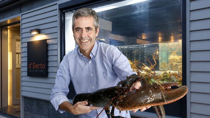 Berto Dom�nguez, propietario de D'Berto, en O Grove, en la entrada de su restaurante