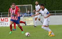 El cercedense Peloto y Mario, de blanco, protagonizaron la jugada pol�mica del partido. 