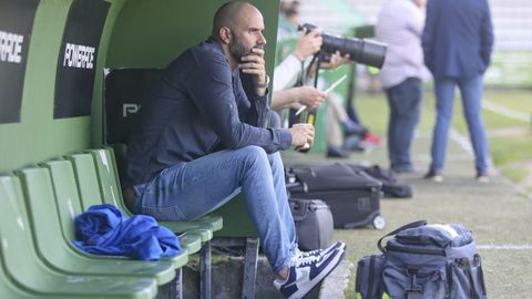 Joselu observa los ejercicios de calentamiento previos al choque entre Racing y Linense.