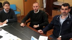 El alcalde de Arteixo, Carlos Calvelo, y los ediles de Carballo y A Laracha, Daniel Barreiro y Pablo Camb�n.
