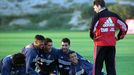 Los jugadores Engonga, Hierro, Guardiola y Fran, junto a Camacho en un entrenamiento en el Parador del Saler.