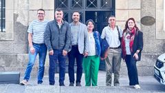 El alcalde de Caldas, tercero por la izquierda, con representantes de las plataformas vecinales, en un imagen de archivo