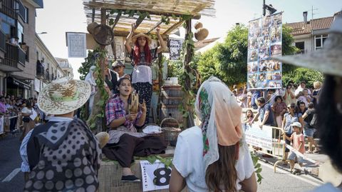 Nueve carrozas participaron en el desfile de la Festa da Vendima de Leiro