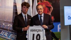 lvaro Odriozola con Florentino Prez.lvaro Odriozola en su presentacin como nuevo futbolista del Real Madrid con Florentino Prez.