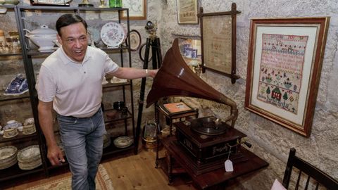 Robin junto a un gramfono de principios del siglo XX que todava funciona