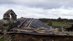 La capilla de San Bartolom�, en Queixeiro (Monfero), en una imagen tomada antes de que se iniciasen los trabajos de restauraci�n