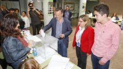 El candidato popular, Agust�n Hern�ndez, ha ejercido su derecho a voto en el IES de Pontepedri�a pasadas las 12.00 horas.