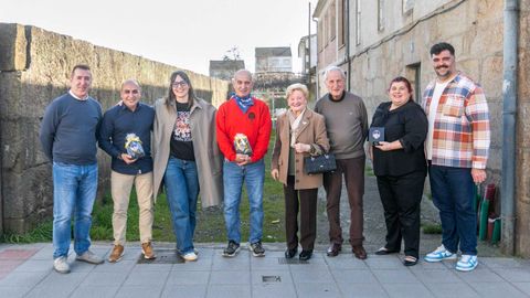 Los premiados del entroido de Ver�n, con concejales de la corporaci�n.