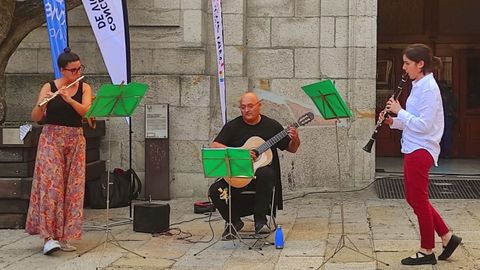 Tr&iacute;o C&aacute;mara d?R&iacute;a, formado por Fani F. Agulla (flauta travesera), Magui M. Mu&ntilde;iz (clarinete) y Ernesto Campos (guitarra). 