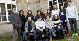 El alumnado que particip� en la prueba, con docentes que les prepararon, ayer en el centro. 