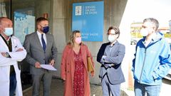 El delegado territorial de la Xunta, Gonzalo Trenor, y la gerente del �rea sanitaria, Elo�na N��ez, visitaron el centro de salud de Rianxo.