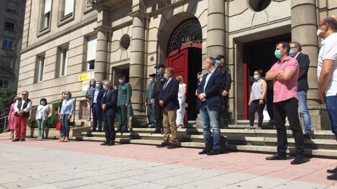 Concentraci�n y minuto de silencio en recuerdo de las v�ctimas del coronavirus ante la Subdelegaci�n del Gobierno en Ourense