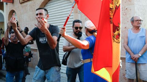 Varias personas, en el inicio de la manifestación que después fue disuelta por la Guardia Civil.