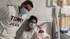 La peque�a Isabella, con sus padres Diego y Lorena en el materno. Fue el segundo beb�, y la primera ni�a del 2021 nacida en A Coru�a