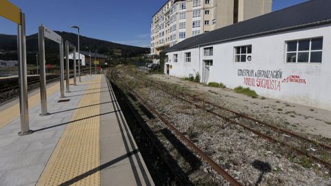 Los vándalos hicieron en la antigua nave de cocheras de la estación de Feve de Viveiro una pintada similar a la que apareció en la área etnográfica de A Insua, y que denunció el Concello