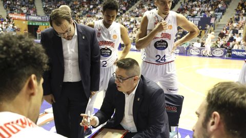 Epi y uno de sus ayudantes, Fran Hern�ndez, en un tiempo muerto del derbi ante el COB